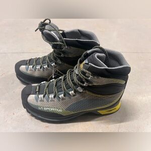 LA Sportivia hiking boots size 8.5